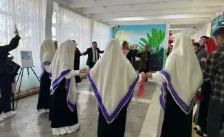 Национальные костюмы и голосование: ткачи общей судьбы в день референдума