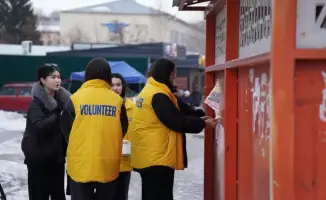 Усть-Каменогорская молодежь: очищая город от рекламы, восстанавливает его чистоту и красоту