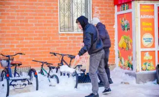 Соседи в Астане объединились для уборки и празднования Дня обновления