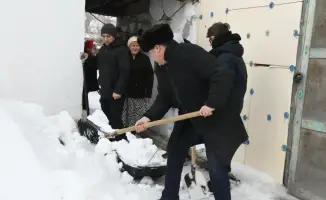 Активисты Дома дружбы убрали снег во дворах пенсионеров в столице