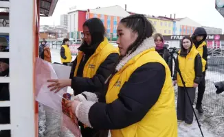 В Усть-Каменогорске молодые волонтеры очищают город от рекламы