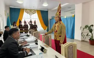 Участник референдума в Есике удивил всех костюмом Золотого человека