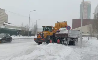 Тысячи дорожных рабочих и техника очищают Астану от снега, вывезено более 63 тысяч кубометров