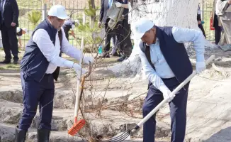 Олжас Бектенов участвует в очистке родника «Ақ-Ата» в Туркестанской области в рамках инициативы «Таза Қазақстан»
