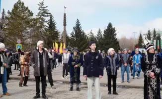 Синхронное исполнение народного танца в Кокшетау: объединение поколений и культурное наследие