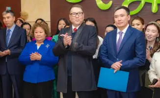 Министр торговли перерезал путы ребёнку на празднике Наурыз в Алматы