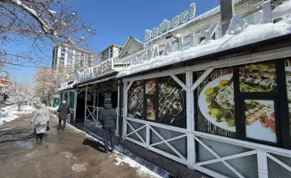 В Алматы сносятся незаконные объекты общественного питания в рамках соблюдения градостроительных норм