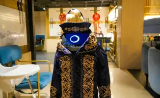 В Астане робот встречал гостей в чапане