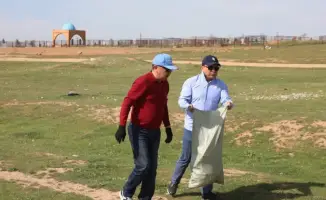 Субботник в Сарыагаше: участники очистили территории и высадили деревья