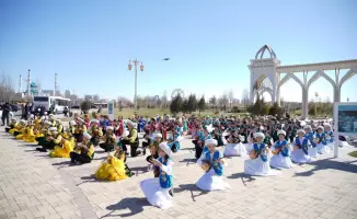 В ТУРКЕСТАНЕ БОЛЕЕ 500 ЮНЫХ ДОМБРИСТОВ ОДНОВРЕМЕННО ИСПОЛНИЛИ КЮЙ