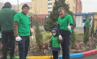 Посадка деревьев детьми и родителями в Алматы в рамках экопроекта Таза Қазақстан