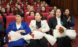 Женщины Казахстана: Цветы весны, распускающиеся под солнечными лучами труда