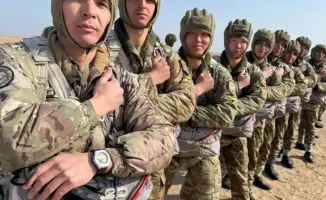 Курсантам военного института впервые удалось успешно выполнить учебные прыжки с парашютом, укрепляя навыки будущих офицеров.