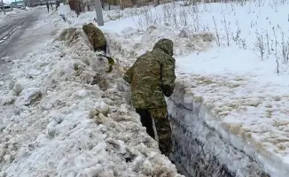 Военнослужащие Уральска участвуют в совместной очистке арыков и каналов от снега для предотвращения подтоплений