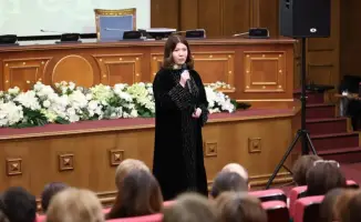 В Министерстве просвещения вручили нагрудный знак учителю Марии Бедриной за смелость во время бурана