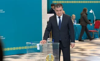 Аким Астаны Женис Касымбек проголосовал на референдуме по конституционной реформе во Дворце школьников