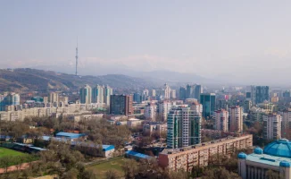 Астана готовится к метелям и снегопадам, в то время как Алматы наслаждается весенним потеплением до +12°C