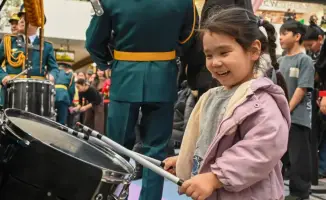 Музыканты Центрального военного оркестра поздравляют с Наурызом в Астане