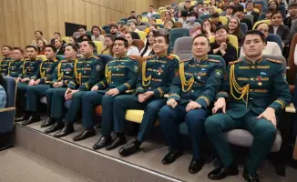 Астана: гвардейцы встретились со школьниками