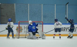 Будущее хоккея: юные таланты встречаются с профессионалами на льду 'Барыс Арены'