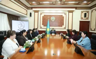 Награждение трудяг: признание вклада медсестер и учителей в общество