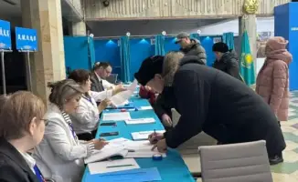 В Астане открылись 501 избирательный участок для референдума - жители активно голосуют