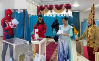 Супергерои на референдуме: Человек-паук и Леди Баг в Алматы