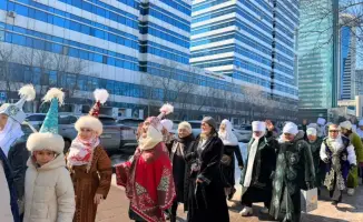 В Астане дедушки и бабушки провели шествие национальных костюмов