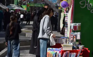 В Алматы завершился двухдневный книжный фестиваль KitapFest-2026 с участием более 40 000 посетителей и продажей 15 000 книг.