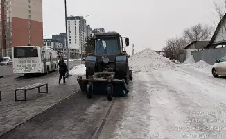 В Астане продолжается активная борьба со снегом: тысячи рабочих и техника на уборке