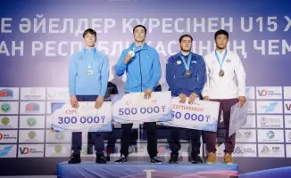 На ковре борьбы: столичные атлеты завоевали медали в Таразе