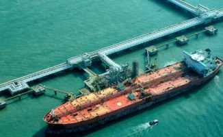 Иран атаковал и поджег кувейтский танкер 'Аль-Салми', полностью загруженный сырой нефтью, у берегов Дубая в понедельник, что привело к масштабному пожару и угрозе экологической катастрофы в регионе.