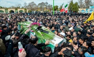 Перенос похорон аятоллы Хаменеи: политическая нестабильность и неопределенность в Иране