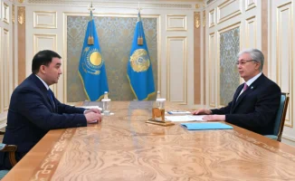 Токаев акцентирует внимание на улучшении качества жизни в Туркестанской области на встрече с акимом Кушеровым