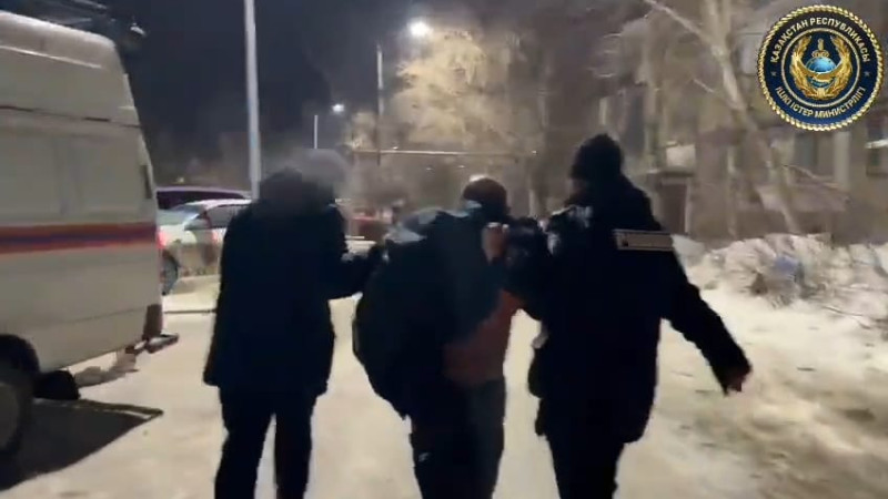 Полиция задержала подозреваемого в поджоге квартиры в Шахтинске: опубликовано видео задержания Астане