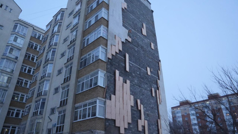 В Астане обрушилась облицовка девятиэтажного жилого дома: видео с места происшествия Астане