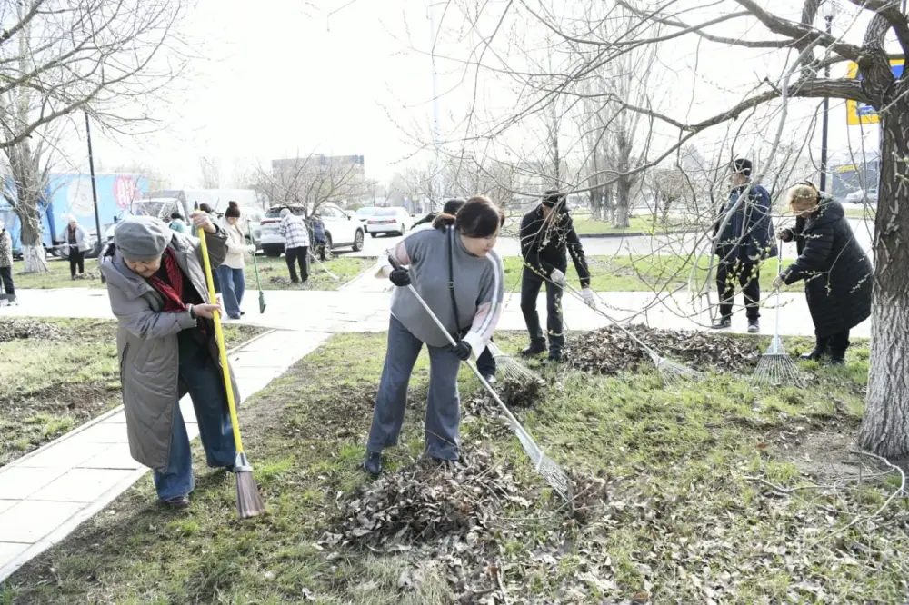 «Таза Қазақстан»: около 200 сотрудников цирка вышли на субботник в Астане (8)