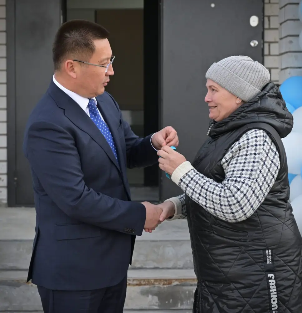 Аким области Асаин Байханов в ходе рабочей поездки в Актогайский район посетил новую детскую школу искусств «Балдаурен» и принял участие в церемонии вручения ключей новоселам 24-квартирного жилого дома (8)