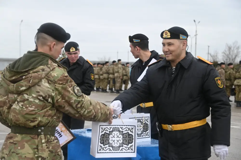 Свыше 600 морских пехотинцев завершили срочную службу в Актау, часть из них остается служить по контракту (6)