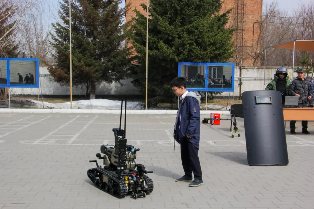 Школьники полицейских классов трёх районов ВКО побывали на экскурсии в Департаменте полиции (2)