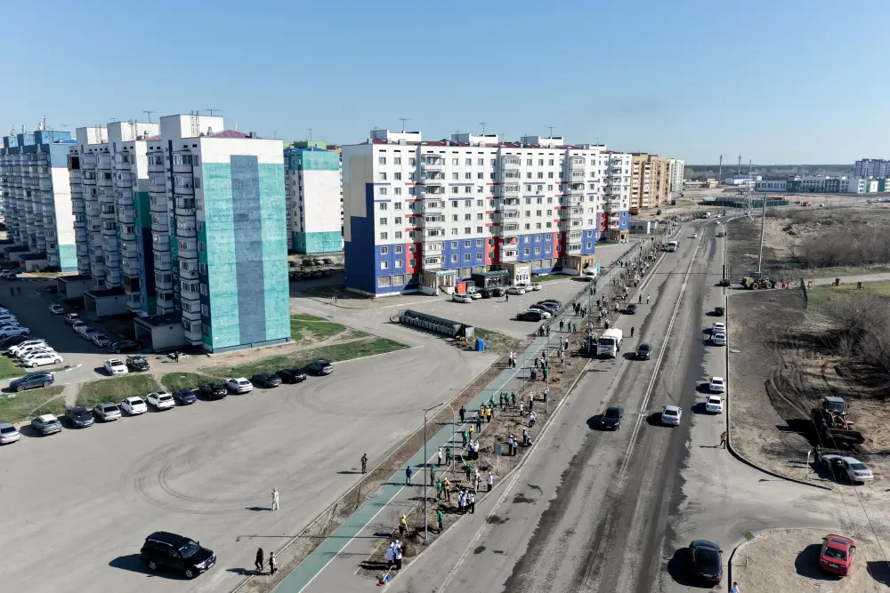 Аким области принял участие в акции по посадке деревьев в Семее (6)