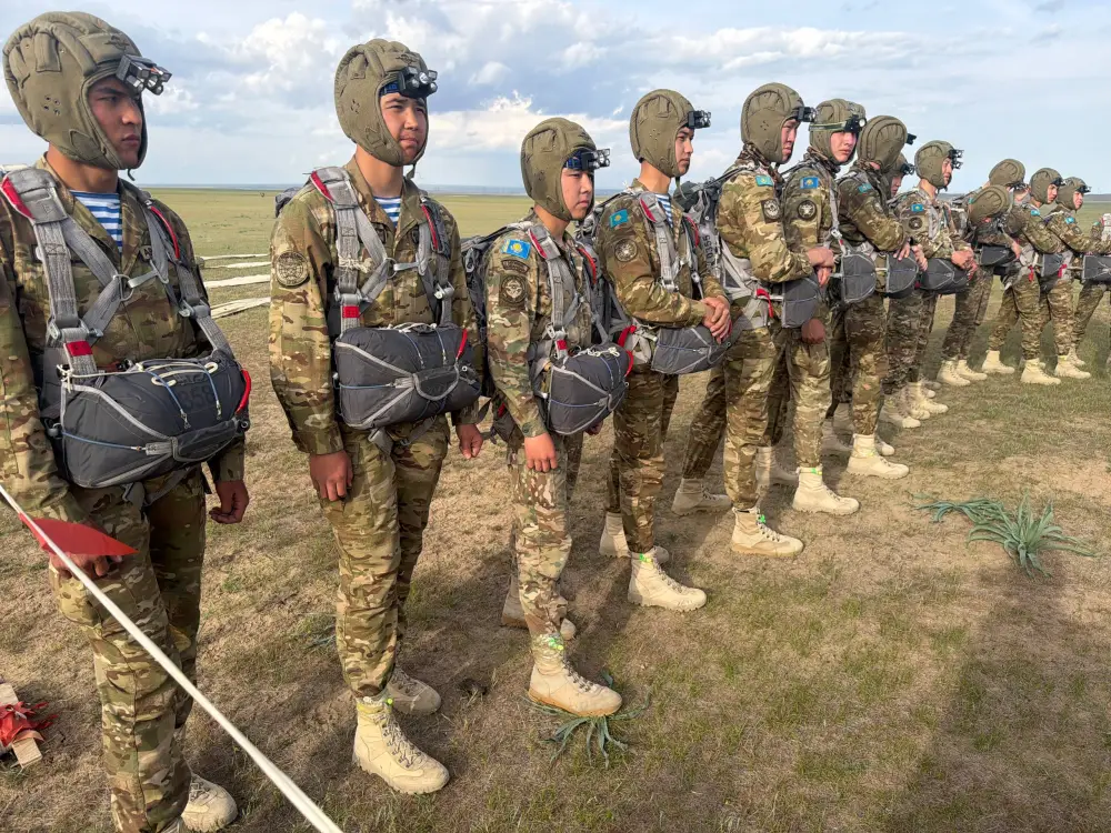 Ночные прыжки с парашютом курсантов Военного института Сухопутных войск Астане