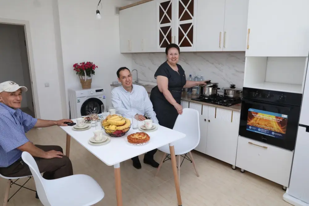 МОЛОДЫЕ УЧЕНЫЕ ЗАСЕЛИЛИСЬ В КВАРТИРЫ, ВРУЧЕННЫЕ ПРЕЗИДЕНТОМ (8)