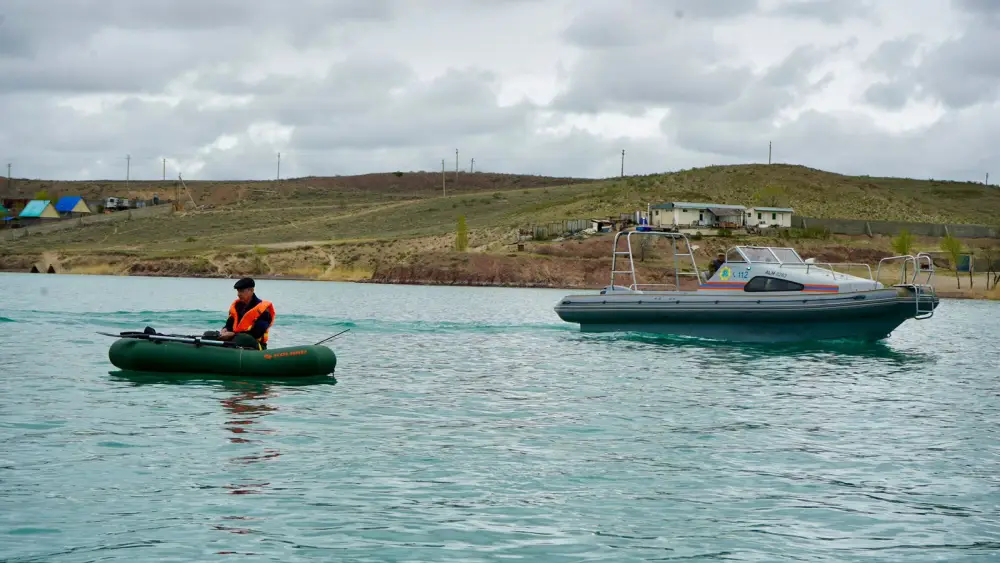 Спасатели патрулируют Капчагайское водохранилище Астане