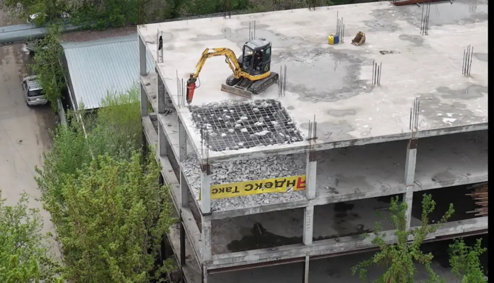 Крупный недостроенный объект сносят в Алматы по решению суда (3)