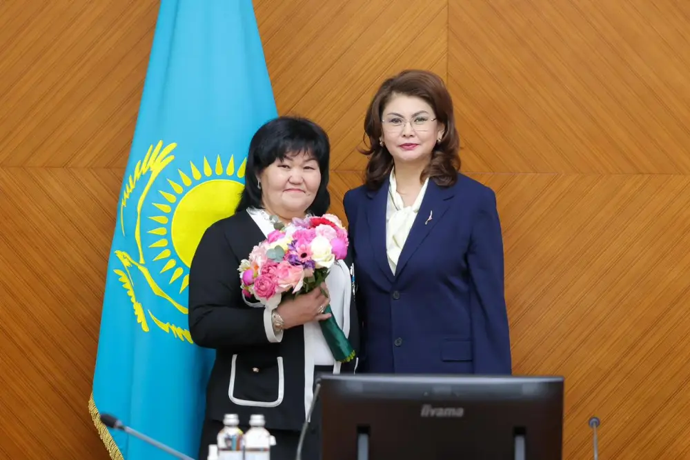 В Шымкенте вручили государственные награды педагогам музыки от имени Президента (2)