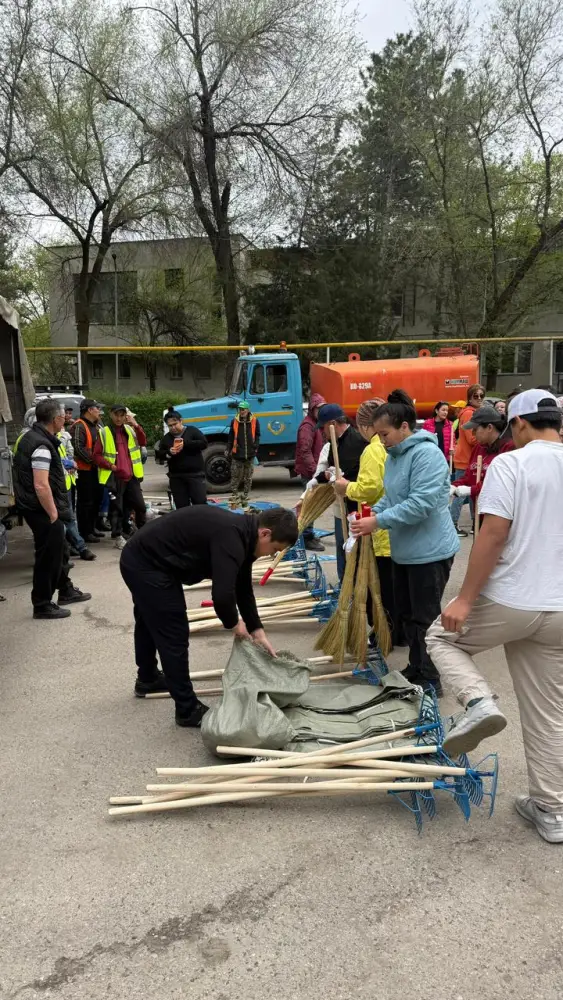 Субботник в Медеуском районе Алматы: 410 участников очистили берег реки Терисбулак от мусора Астане