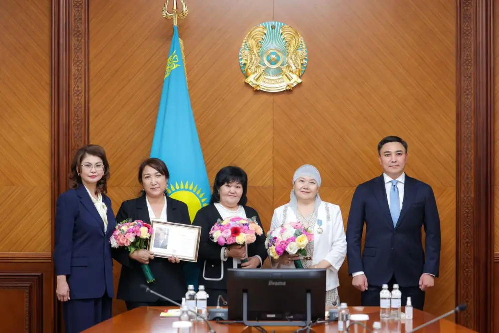 В Шымкенте вручили государственные награды педагогам музыки от имени Президента (4)