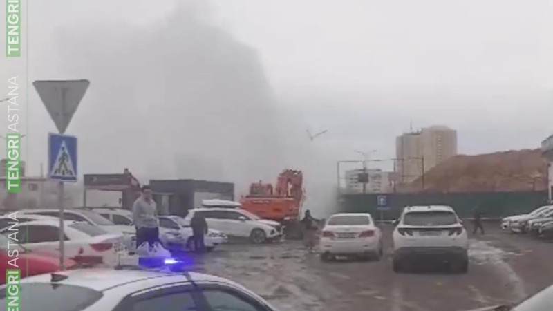 В Астане экскаватор повредил трубу, вызвав 10-метровый фонтан кипятка в районе строительного рынка 'Эталон'. Астане