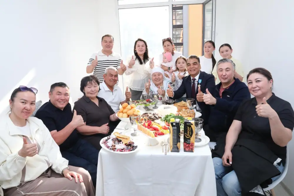 МОЛОДЫЕ УЧЕНЫЕ ЗАСЕЛИЛИСЬ В КВАРТИРЫ, ВРУЧЕННЫЕ ПРЕЗИДЕНТОМ (3)